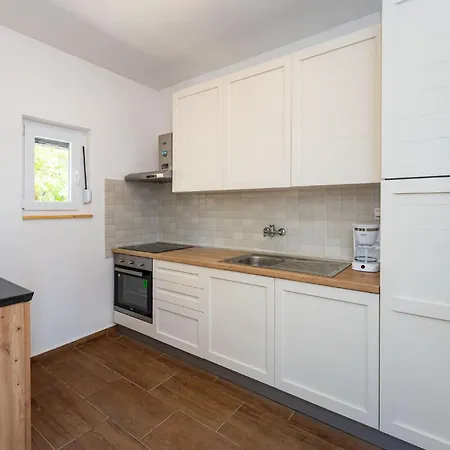 בית נופש 3 Bedroom Awesome In Rastevic