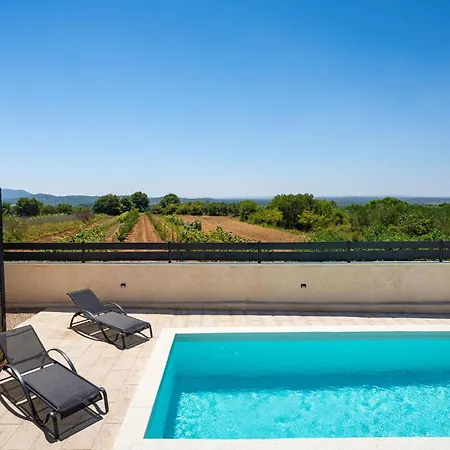 בית נופש 3 Bedroom Awesome In *