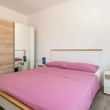 3 Bedroom Awesome In בית נופש Rastevic