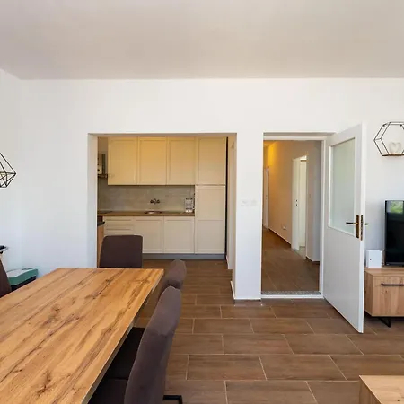 בית נופש 3 Bedroom Awesome In Rastevic