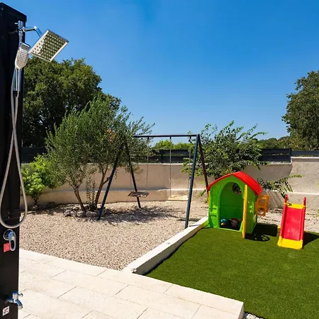 בית נופש 3 Bedroom Awesome In Rastevic