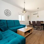 Semesterbostad 3 Bedroom Awesome In Rastevic