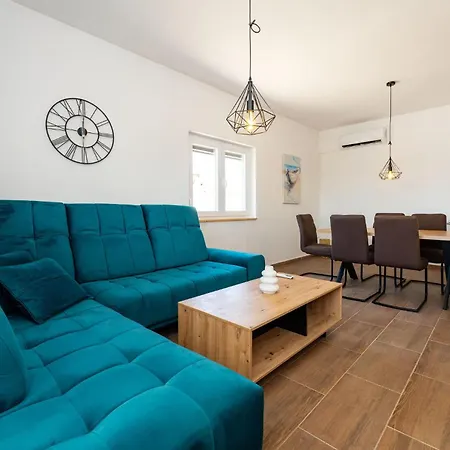 Dom wakacyjny 3 Bedroom Awesome In Rastevic