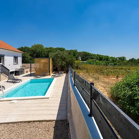 3 Bedroom Awesome In Σπίτι διακοπών Rastevic