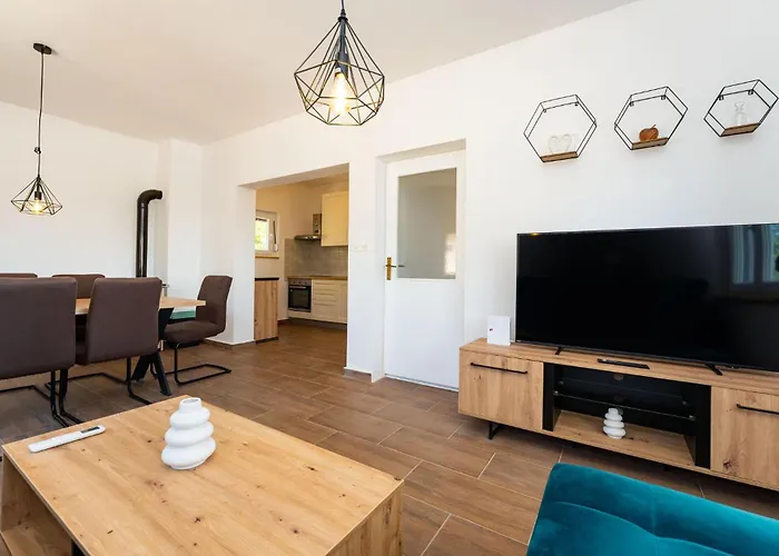 3 Bedroom Awesome In Σπίτι διακοπών Rastevic