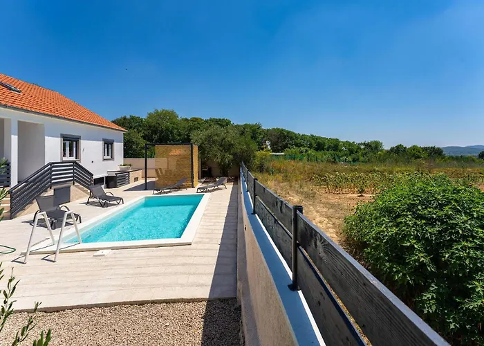 3 Bedroom Awesome In Σπίτι διακοπών Rastevic